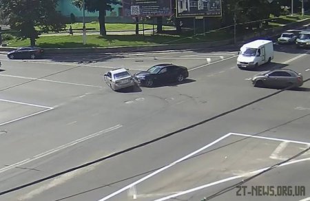 У Житомирі камери зафіксували зіткнення на перехресті трьох автівок