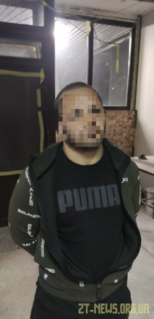 У Житомирі поліцейські охорони затримали молодика, який уночі «хазяйнував» у чужому будинку