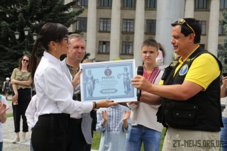 Більше 400 дітей у Житомирі створили найбільшу картину про Україну