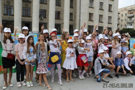 Більше 400 дітей у Житомирі створили найбільшу картину про Україну