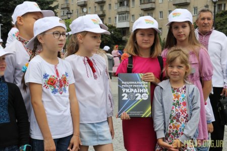 Більше 400 дітей у Житомирі створили найбільшу картину про Україну