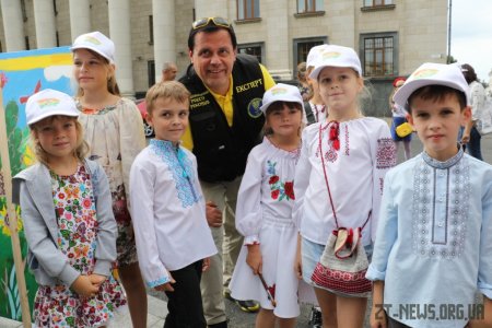 Більше 400 дітей у Житомирі створили найбільшу картину про Україну