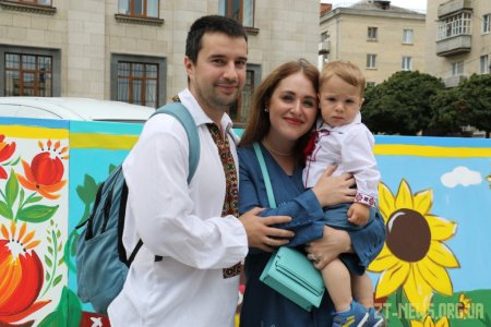 Більше 400 дітей у Житомирі створили найбільшу картину про Україну