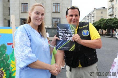 Більше 400 дітей у Житомирі створили найбільшу картину про Україну
