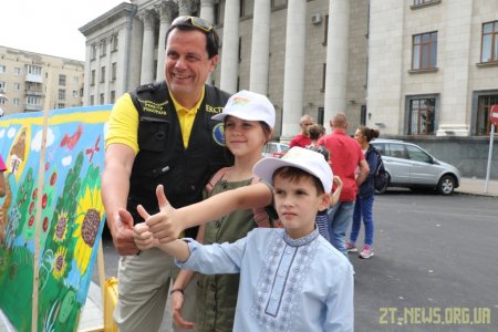 Більше 400 дітей у Житомирі створили найбільшу картину про Україну