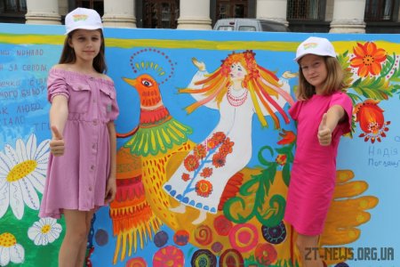 Більше 400 дітей у Житомирі створили найбільшу картину про Україну