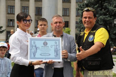Більше 400 дітей у Житомирі створили найбільшу картину про Україну