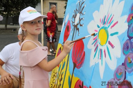 Більше 400 дітей у Житомирі створили найбільшу картину про Україну