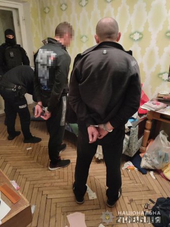 Пильна сусідка допомогла затримати двох квартирних злодіїв у Житомирі