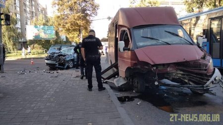 У Житомирі внаслідок зіткнення маршрутки з легковиком двоє людей потрапили до лікарні