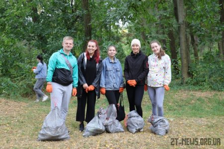 Більше 100 житомирян взяли участь в акції з прибирання Гідропарку