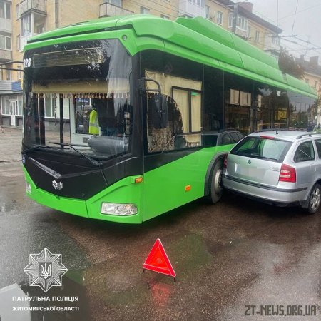 На майдані Перемоги зіткнулися тролейбус та легковик