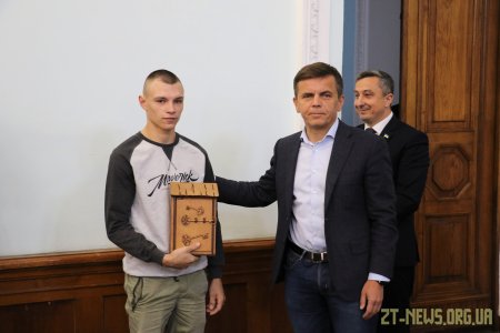 Мер Житомира вручив ключі від квартири хлопцю-сироті