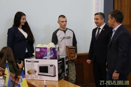 Мер Житомира вручив ключі від квартири хлопцю-сироті