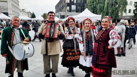На Михайлівській митці з 14 регіонів України презентували свої роботи