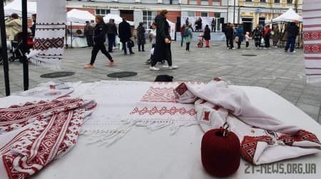 На Михайлівській митці з 14 регіонів України презентували свої роботи