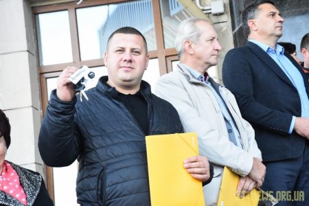 Територіальні громади Житомирщини отримали 12 нових шкільних автобусів