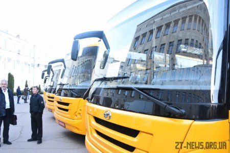 Територіальні громади Житомирщини отримали 12 нових шкільних автобусів