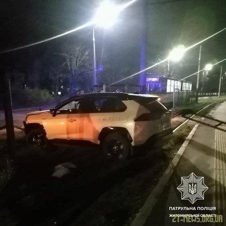 У Житомирі п'яний водій протаранив дві огорожі та перекрив рух трамваїв