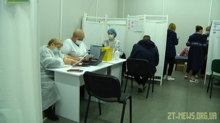 Житомиряни вимушені чекати в чергах, щоб отримати щеплення від коронавірусу
