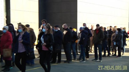 Житомиряни вимушені чекати в чергах, щоб отримати щеплення від коронавірусу