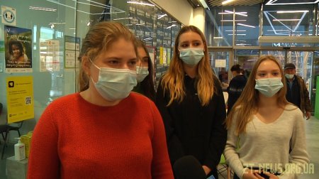 Житомиряни вимушені чекати в чергах, щоб отримати щеплення від коронавірусу