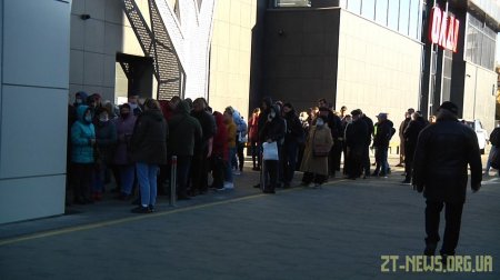 Житомиряни вимушені чекати в чергах, щоб отримати щеплення від коронавірусу